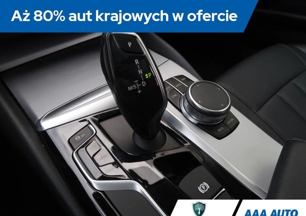 BMW Seria 5 cena 90000 przebieg: 191391, rok produkcji 2017 z Staszów małe 301